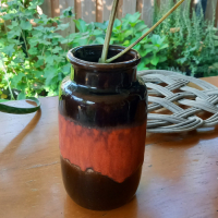 Vintage vaasje W. Germany in bruin en roodtinten