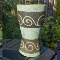 Vintage vaas W. Germany mintgroen en bruin met krulmotief