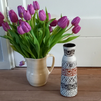 Vintage vaasje W. Germany met diverse vormen en figuren