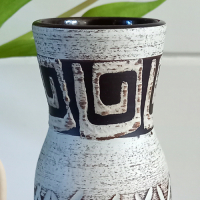 Vintage vaasje W. Germany met diverse vormen en figuren