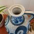 Vintage vaas met bloemmotieven in wit en blauw met oor