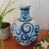 Vintage vaas met bloemmotieven in wit en blauw met oor