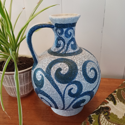 Vintage vaas met bloemmotieven in wit en blauw met oor