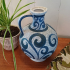 Vintage vaas met bloemmotieven in wit en blauw met oor