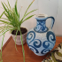 Vintage vaas met bloemmotieven in wit en blauw met oor