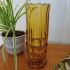 Vintage of retro glazen vaasje van bruin glas