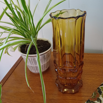 Vintage of retro glazen vaasje van bruin glas