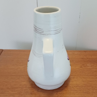 Vintage wit vaasje W. Germany met gekleurde motiefjes