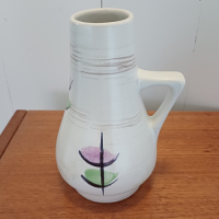 Vintage wit vaasje W. Germany met gekleurde motiefjes