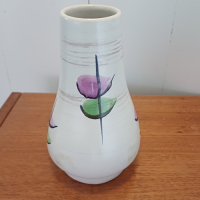 Vintage wit vaasje W. Germany met gekleurde motiefjes