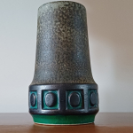 Vintage vaasje W. Germany met groene figuren