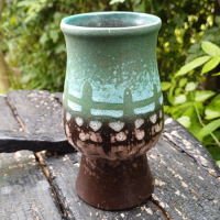 Vintage vaasje in groen en bruin op voetje