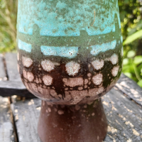 Vintage vaasje in groen en bruin op voetje