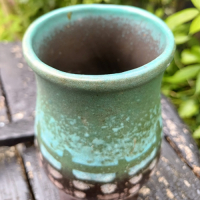 Vintage vaasje in groen en bruin op voetje