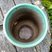 Vintage vaasje in groen en bruin op voetje