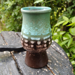 Vintage vaasje in groen en bruin op voetje