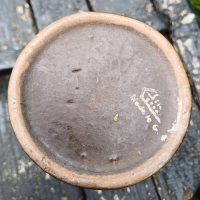 Vintage vaasje in groen en bruin op voetje