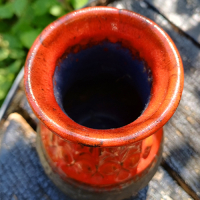 Vaasje jasba in rood en bruin glazuur met patroontjes