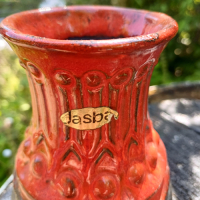 Vaasje jasba in rood en bruin glazuur met patroontjes