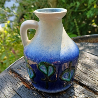 Vaasje vintage blauw en wit glazuur met handvat met motiefjes