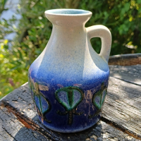 Vaasje vintage blauw en wit glazuur met handvat met motiefjes