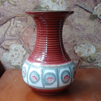 Vintage W Germany bruine bloemenvaas met wit groene figuren