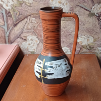 Vintage Austria bruine vaas met horizontale strepen en figuren