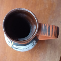 Vintage Austria bruine vaas met horizontale strepen en figuren