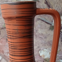 Vintage Austria bruine vaas met horizontale strepen en figuren