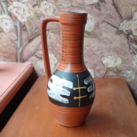 Vintage Austria bruine vaas met horizontale strepen en figuren