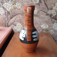 Vintage Austria bruine vaas met horizontale strepen en figuren