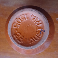 Vintage Austria bruine vaas met horizontale strepen en figuren