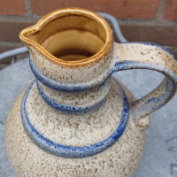 West Germany schenkkan met blauw en gespikkeld bruin