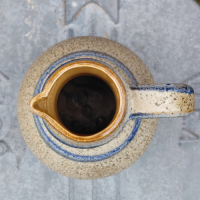 West Germany schenkkan met blauw en gespikkeld bruin