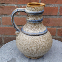 West Germany schenkkan met blauw en gespikkeld bruin