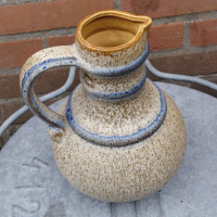 West Germany schenkkan met blauw en gespikkeld bruin
