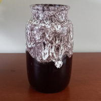 Vintage Vaasje W. Germany in aubergine en wit