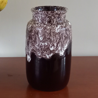 Vintage Vaasje W. Germany in aubergine en wit