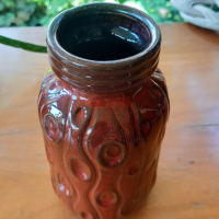 Vintage Vaasje W. Germany in roodtinten en krulmotief