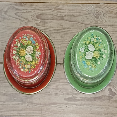 Blikken trommels in rood en groen met bloemmotief Blikken trommels in rood en groen met bloemmotief