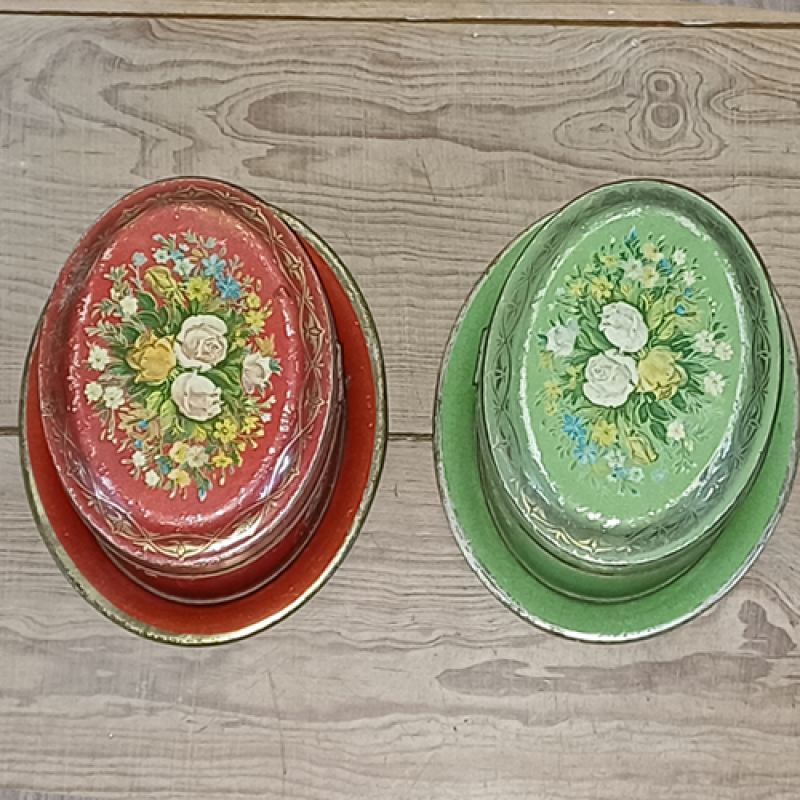 Blikken trommels in rood en groen met bloemmotief