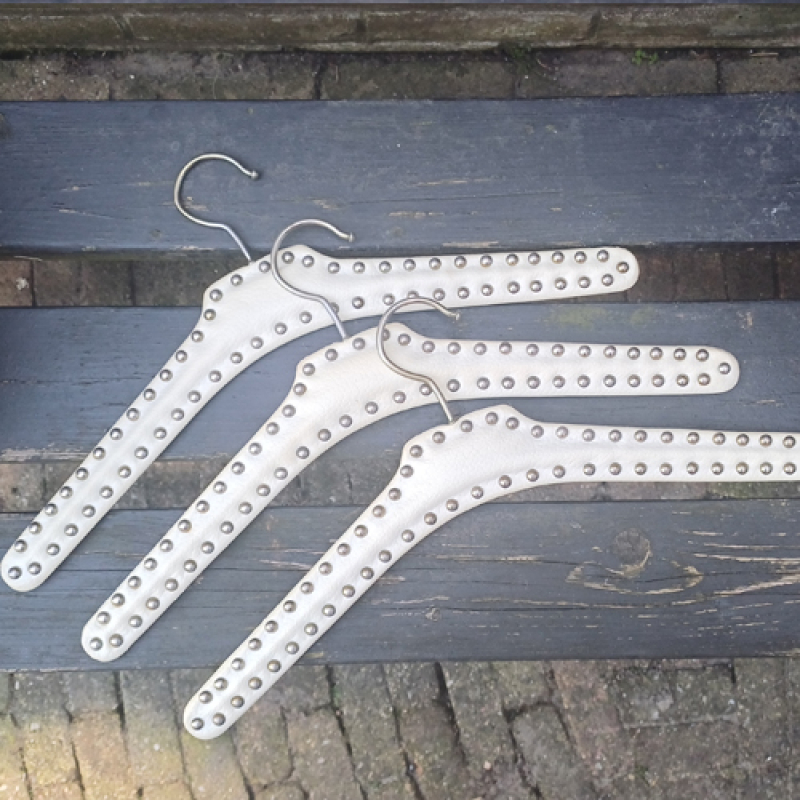 Klerenhangers wit met metalen noppen