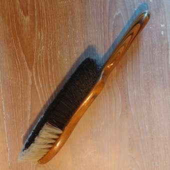 Kledingborstel met houten handvat