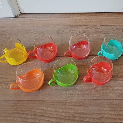Glazen theekopjes met plastic houder van Melitta Glazen theekopjes met plastic houder van Melitta