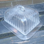 Glazen kaasstolp met streepjes en handvat