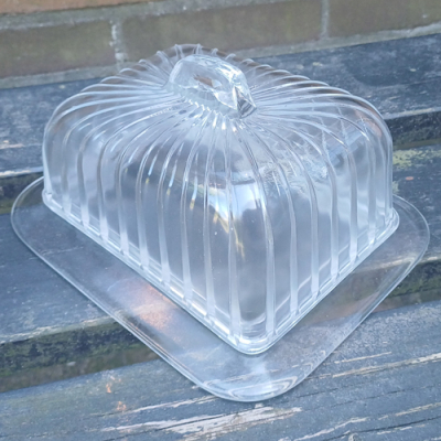 Glazen kaasstolp met streepjes en handvat Glazen kaasstolp met streepjes en handvat