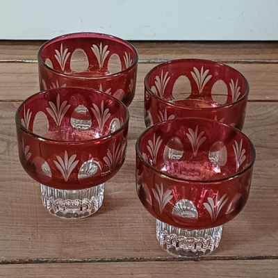 Vintage borrelglaasjes italiaans design rood met figuren Vintage borrelglaasjes italiaans design rood met figuren