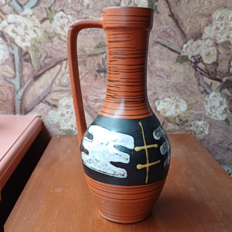 Vintage Austria bruine vaas met horizontale strepen en figuren