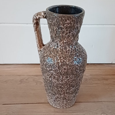 West Germany fatlava vaas bruin wit met handvat West Germany fatlava vaas bruin wit met handvat