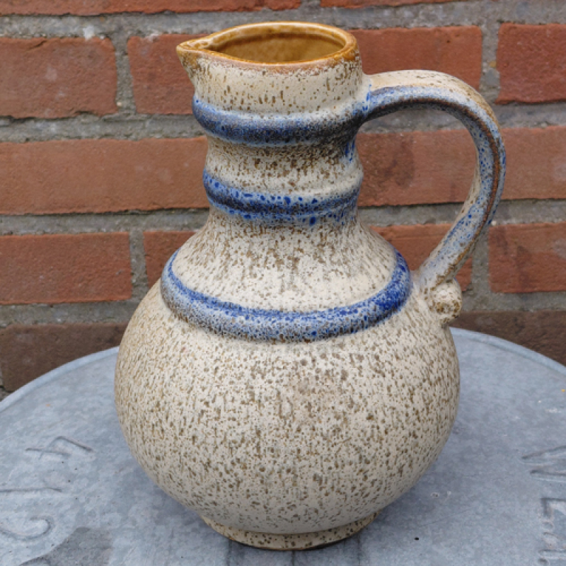 West Germany schenkkan met blauw en gespikkeld bruin